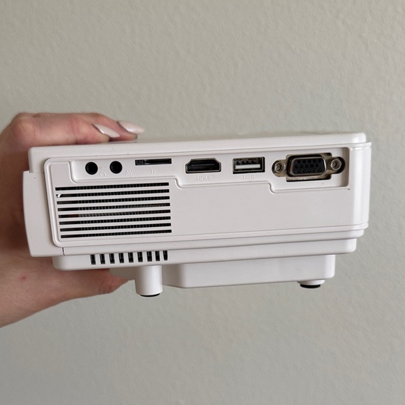 Auking White Projector with Remote - Picture 8 of 11